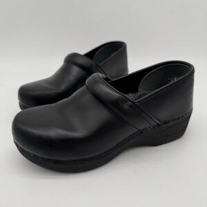 Dansko XP 2.0 Black Leather Closed-Back Clogs Size 38/7.5-8